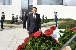 Tacikistanın Baş naziri Zəfər parkını ziyarət edib