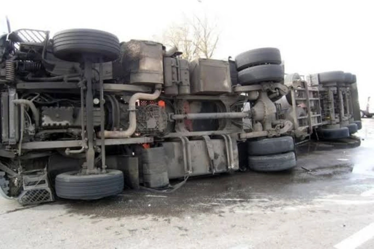 Kürdəmirdə "Kamaz" aşıb, xəsarət alan var