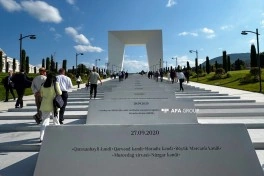 IV Şuşa Qlobal Media Forumunun iştirakçıları Xankəndidə Zəfər parkını ziyarət edib - FOTO