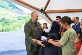 Prezident İlham Əliyev Şuşanın Kiçik Qaladərəsi kəndində görülən işlərlə tanış olub və kəndə qayıdan sakinlərlə görüşüb - FOTO