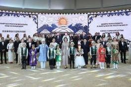 Beş ölkənin birinci xanımları Bişkekdə əl işləri sərgisini ziyarət edib