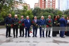 Bakıda Atatürkün heykəli ziyarət olunub - FOTO
