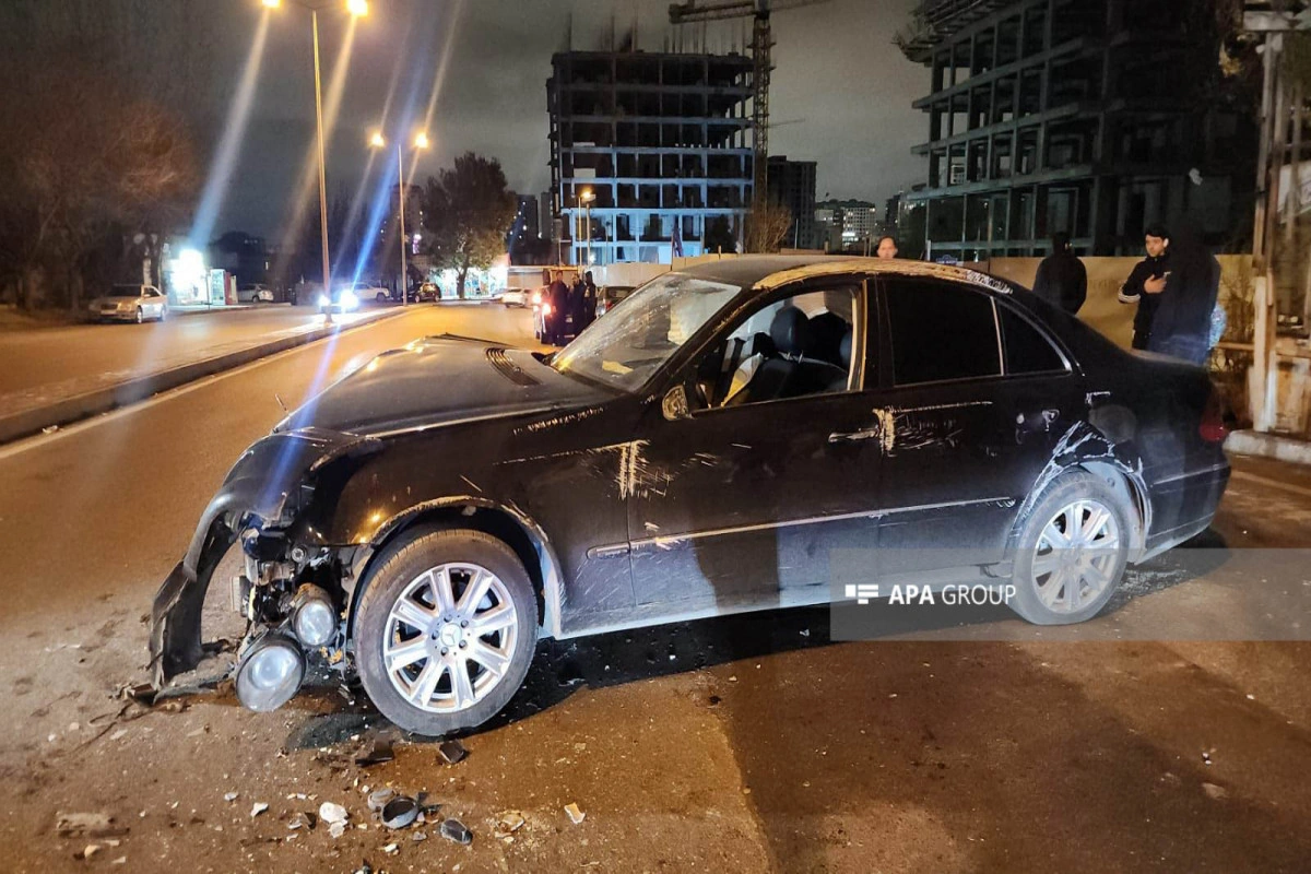 Bakıda avtomobil divara çırpılıb, xəsarət alan var - FOTO