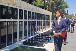 ABŞ Konqresinin nümayəndə heyəti Şəhidlər xiyabanını ziyarət edib