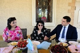 Mədəniyyət naziri Adil Kərimli yubileyi münasibətilə Xalq artisti Flora Kərimovanı evində ziyarət edib