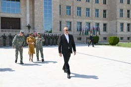 Prezident İlham Əliyev Əlahiddə Ümumqoşun Orduda yeni yaradılan komando hərbi hissələrinə Döyüş bayraqlarının verilməsi mərasimində iştirak edib - FOTO