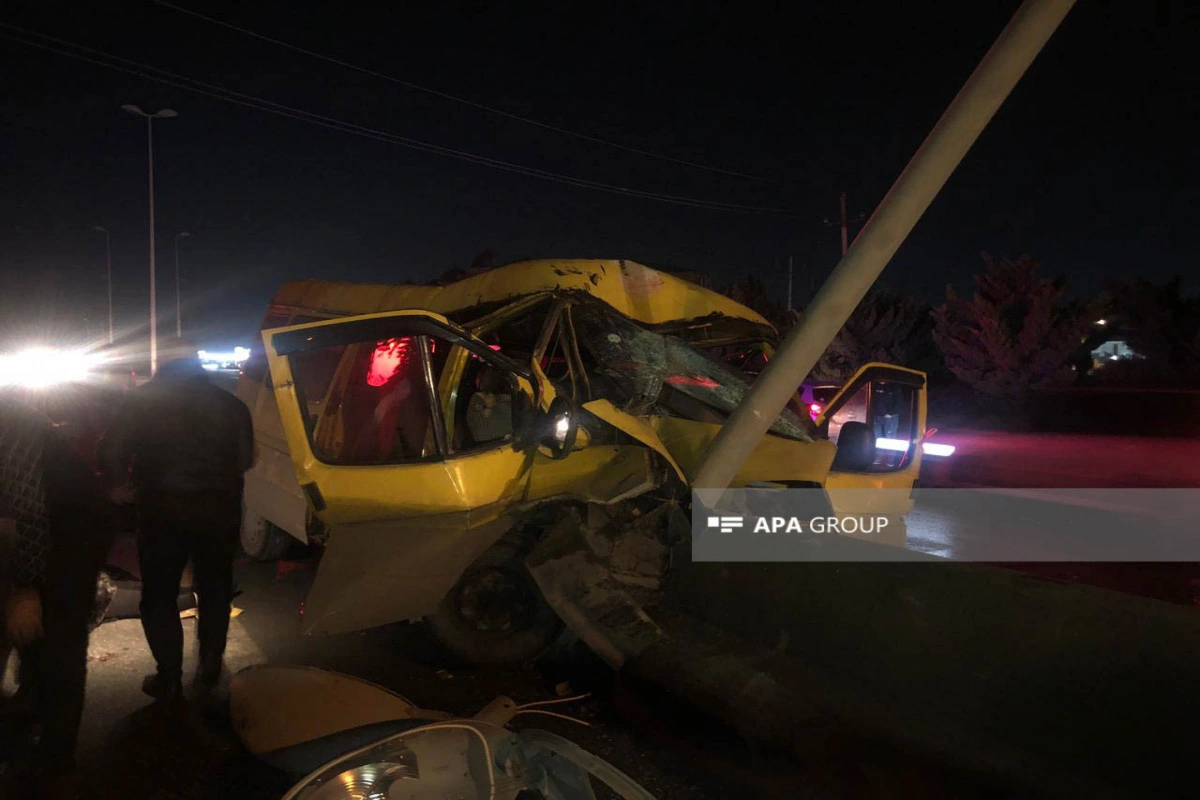 Bakı-Sumqayıt yolunda avtobus beton arakəsməyə çırpılıb, ölən və yaralananlar var - FOTO