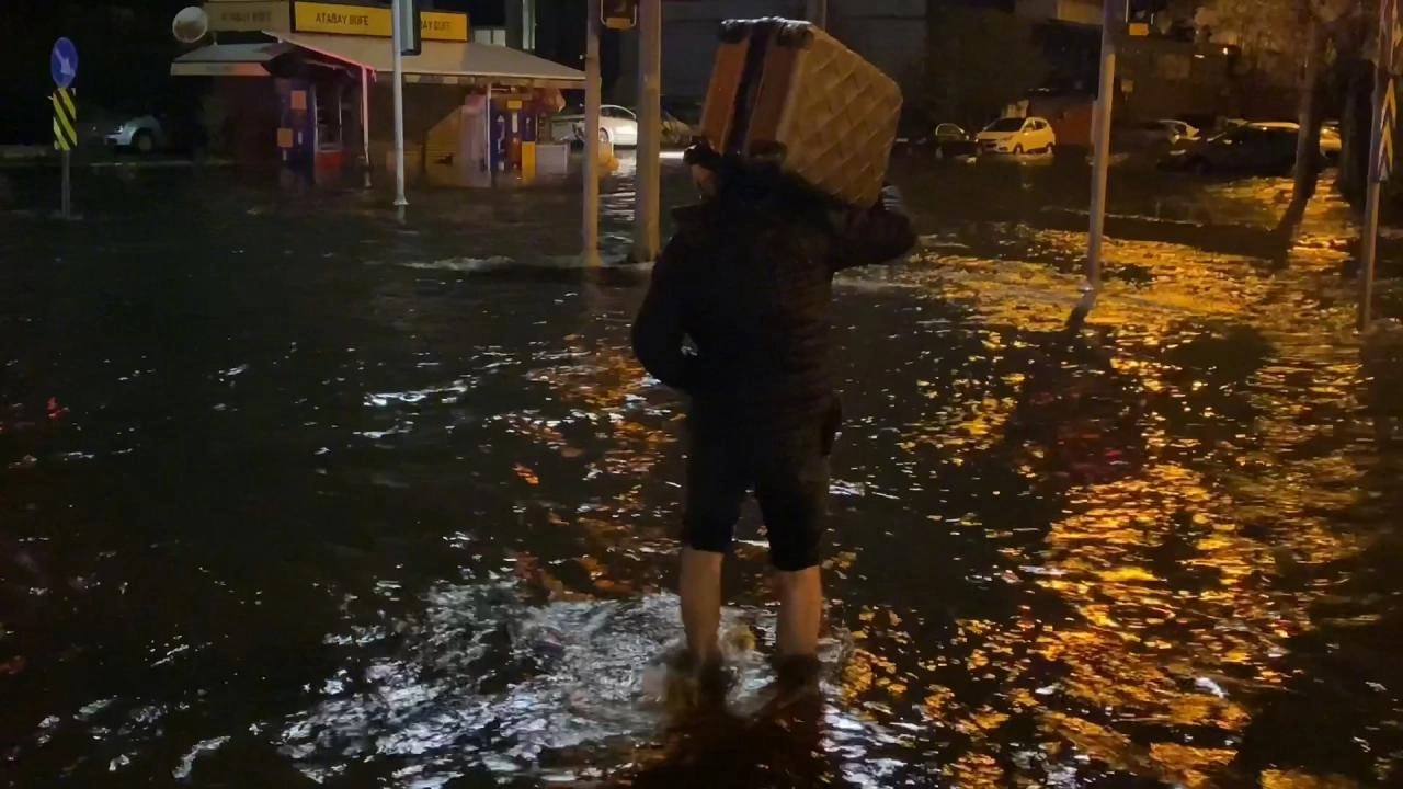 İzmirdə dəniz daşdı,küçələr su altında qaldı  - Fotolar