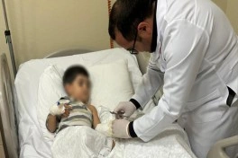 3 yaşlı uşağın ət maşınında ağır yaralanan əli 8 saatlıq mikrocərrahi əməliyyatla bərpa edilib - FOTO