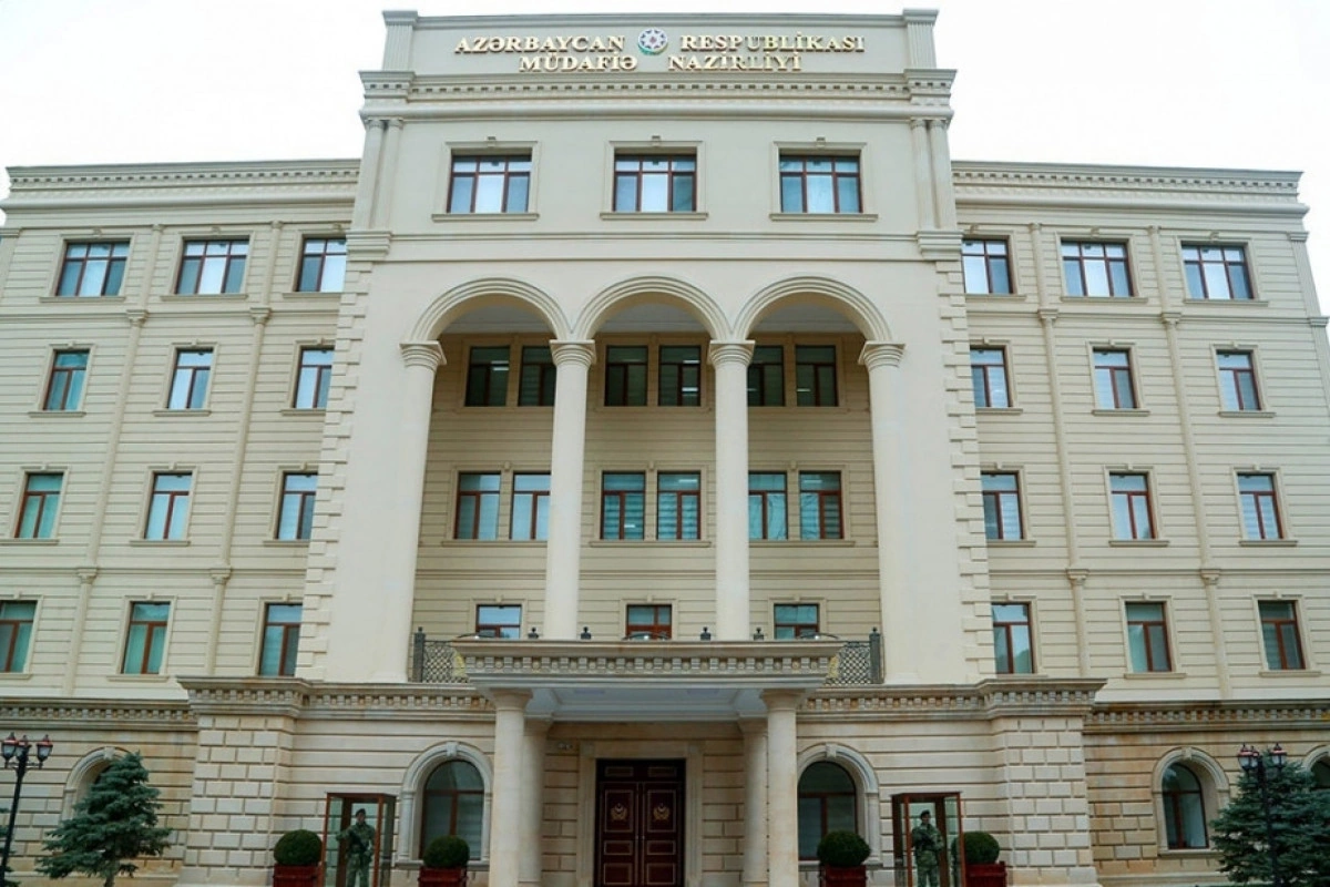 Müdafiə naziri 31 Dekabr - Dünya Azərbaycanlılarının Həmrəyliyi Günü və Yeni il münasibətilə şəxsi heyəti təbrik edib