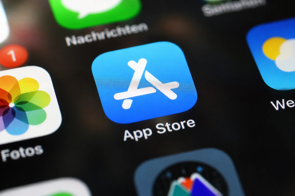 Apple “VKontakte” tətbiqlərinin App Store-dan silinməsini sanksiyalarla izah edib