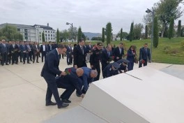 Xankəndidə şəhidlərin xatirəsi bir dəqiqəlik sükutla yad edilib - FOTO