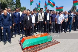 Birinci Qarabağ müharibəsinin itkin-şəhidi Vaqif Məhərrəmovun qalıqları Neftçalada dəfn olunub - FOTO