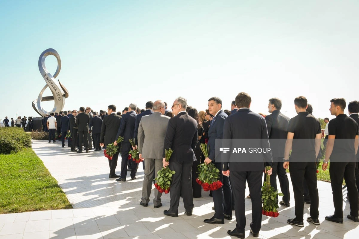 Dövlət və ictimaiyyət nümayəndələri Zəfər abidəsi önündə şəhidlərin xatirəsini yad ediblər - FOTOLENT
