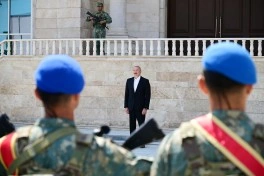 Prezident İlham Əliyev Əlahiddə Ümumqoşun Orduda yeni yaradılan komando hərbi hissələrinə Döyüş bayraqlarının verilməsi mərasimində iştirak edib - FOTO