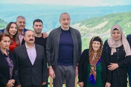 Prezident İlham Əliyev Şuşanın Böyük Qaladərəsi kəndində görülən işlərlə tanış olub, sakinlərlə görüşüb - FOTO