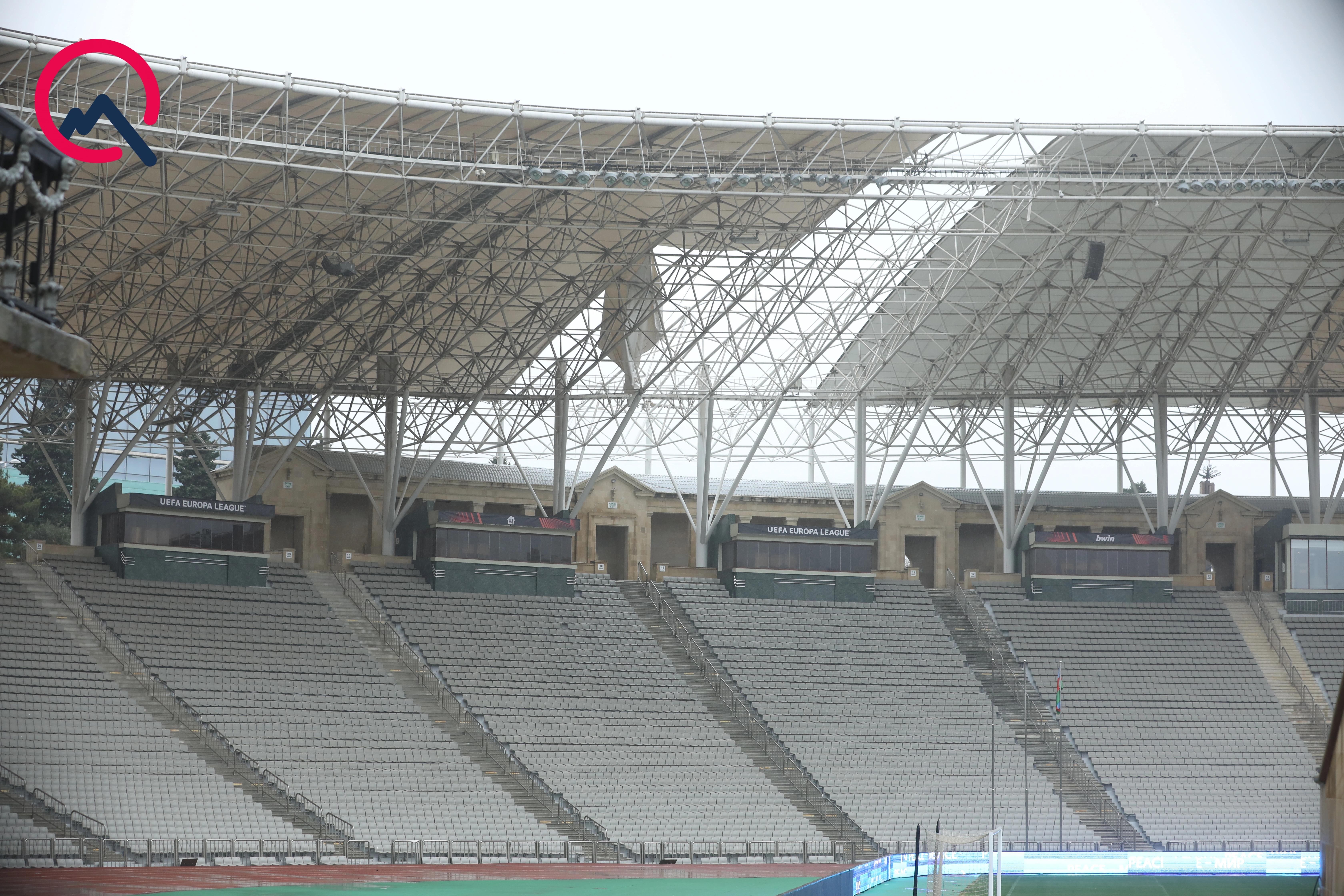 Fəhlənin stadionda yıxılıb öldüyü yerdən  - Fotolar