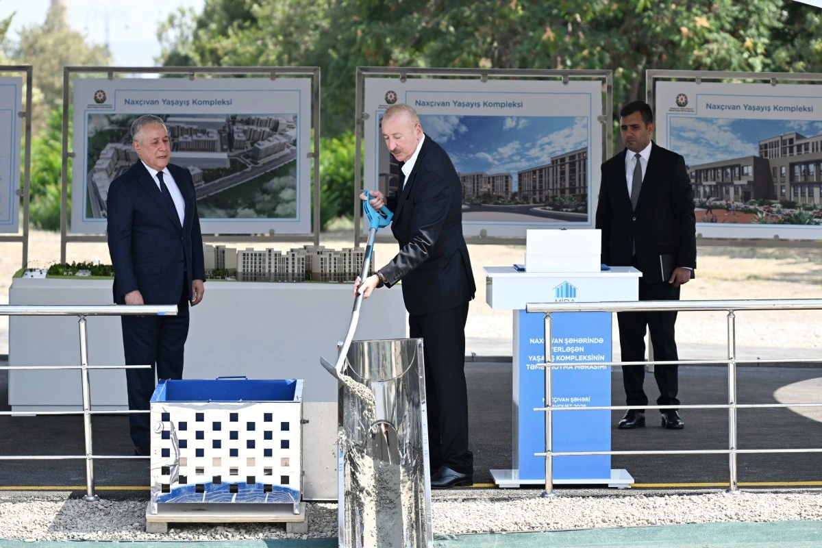 Prezident İlham Əliyev Naxçıvan şəhərində sosial evlər kompleksinin təməlini qoyub - FOTO