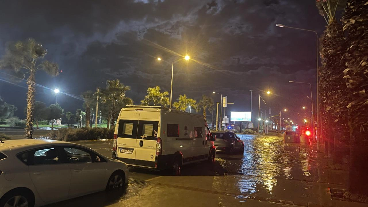 İzmirdə dəniz daşdı,küçələr su altında qaldı  - Fotolar