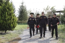 Xidməti vəzifəsini yerinə yetirərkən həlak olmuş FHN əməkdaşının təltifləri ailəsinə təqdim edilib