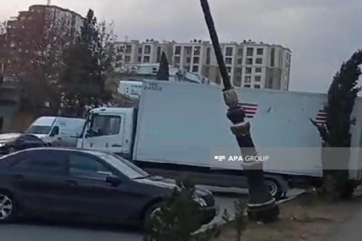Gəncədə külək işıq dirəyini maşının üzərinə aşırıb - YENİLƏNİB - FOTO