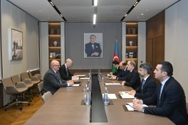 Britaniyanın yeni səfiri etimadnaməsinin surətini Ceyhun Bayramova təqdim edib