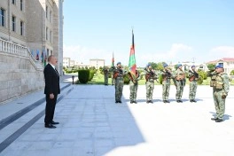 Prezident İlham Əliyev Əlahiddə Ümumqoşun Orduda yeni yaradılan komando hərbi hissələrinə Döyüş bayraqlarının verilməsi mərasimində iştirak edib - FOTO