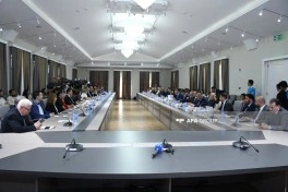 Uşaqların zərərli informasiyadan qorunması ilə bağlı hüquqi akt layihəsi müzakirə olunub - FOTO