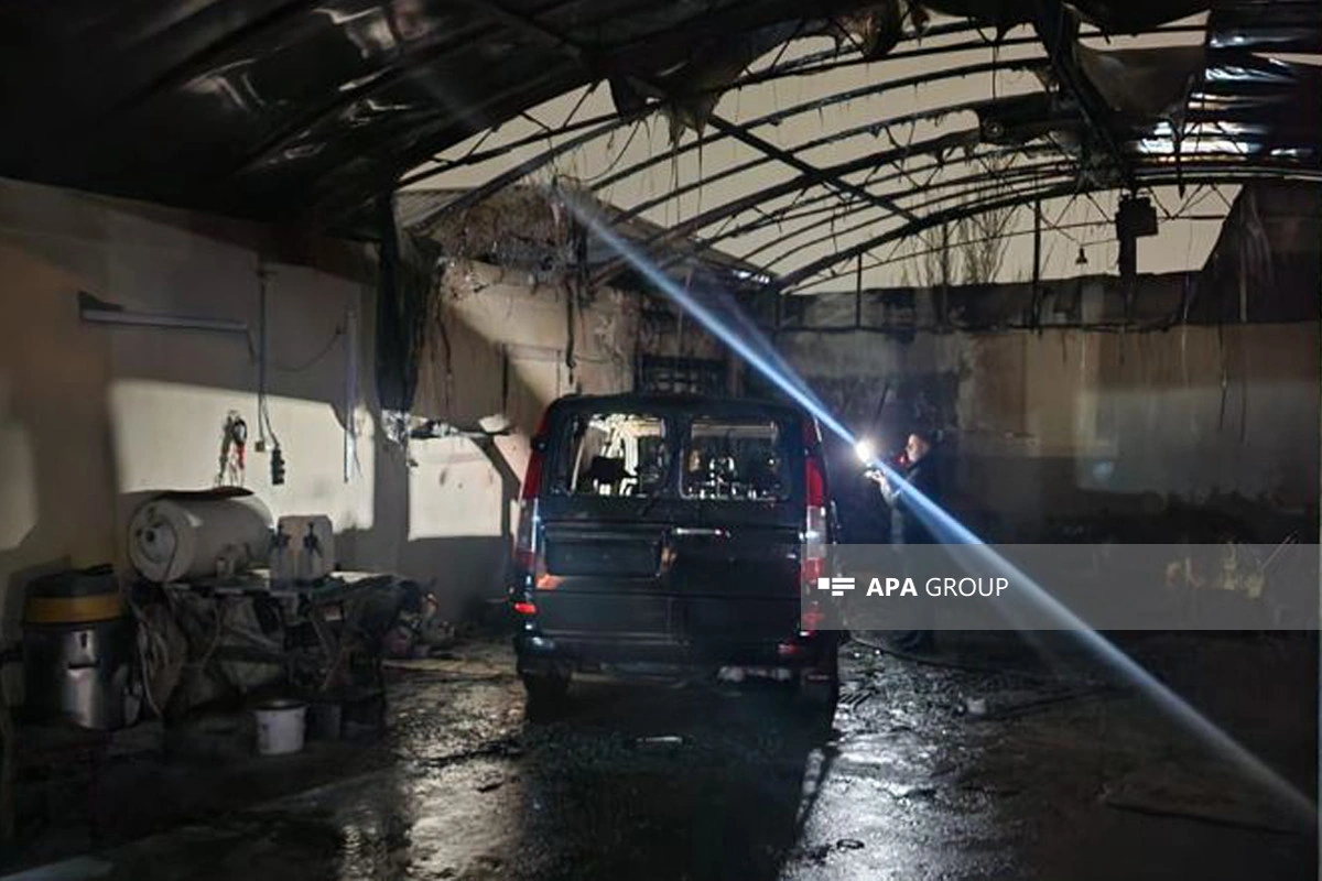 Bakıda avtoyuma məntəqəsində yanğın olub, 3 avtomobil yanıb - FOTO