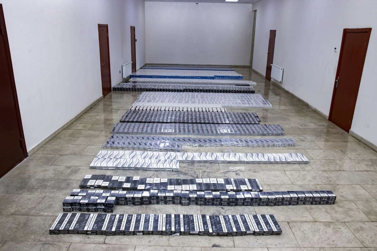 Aksiz markasız külli miqdarda tütün məmulatı və pirotexniki vasitələr aşkarlanıb