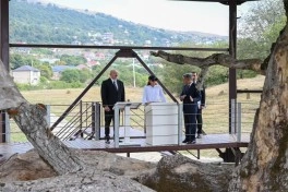 Prezident Şamaxıda Pir Ömər Sultan ziyarətgahında aparılan konservasiya işləri ilə tanış olub - YENİLƏNİB - FOTO