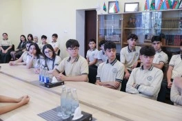 Ədəbiyyatla dolu buruqlar: neftçilər Bilik Günündə Suraxanı məktəblilərini çoxdilli kitabxana hədiyyəsi ilə sevindirdilər