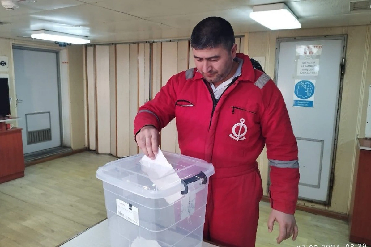 Xarici sularda üzən dənizçilər seçkilərdə iştirak ediblər - FOTO