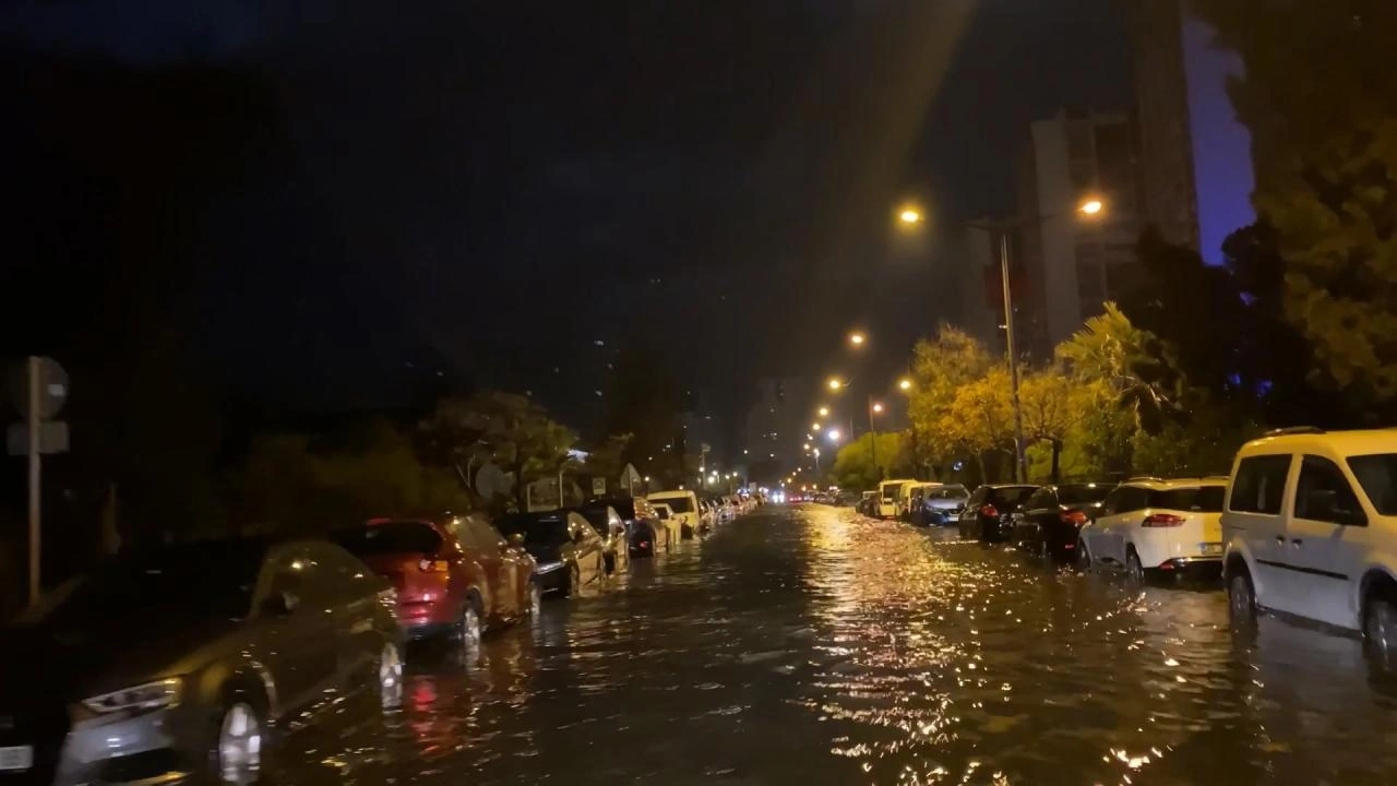 İzmirdə dəniz daşdı,küçələr su altında qaldı  - Fotolar