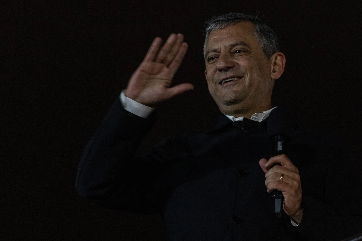 Özgür Özel CHP ilə vidalaşıb, yeni partiya yaradacağını açıqlayıb