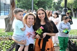 Leyla Əliyeva və Arzu Əliyeva Bakı Bulvarında mövsümi güllərin əkilməsi aksiyasında iştirak ediblər - FOTO