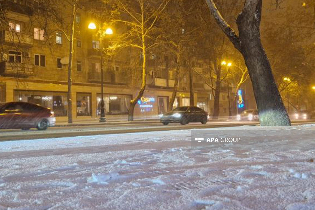 Bakıda qar avtomobillərin hərəkətinə çətinlik yaradıb - FOTO - VİDEO