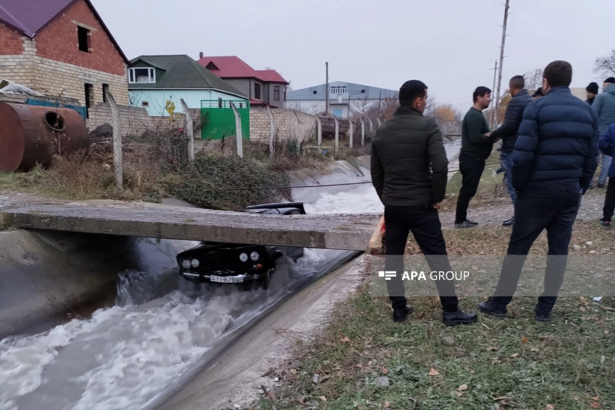 Qubada avtomobil kanala düşüb - FOTO - VİDEO