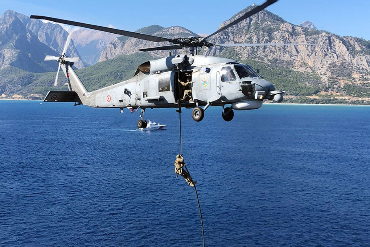 Helikopterdən gəmiyə enən xüsusi təyinatlılar Azərbaycan və Türkiyə bayraqlarını dalğalandırıblar - VİDEO