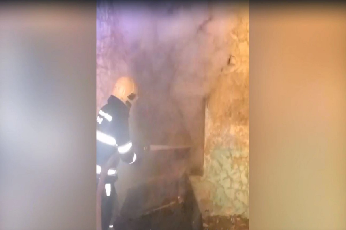 Bakıda məişət tullantıları yığılmış tikilidə yanğın olub - VİDEO