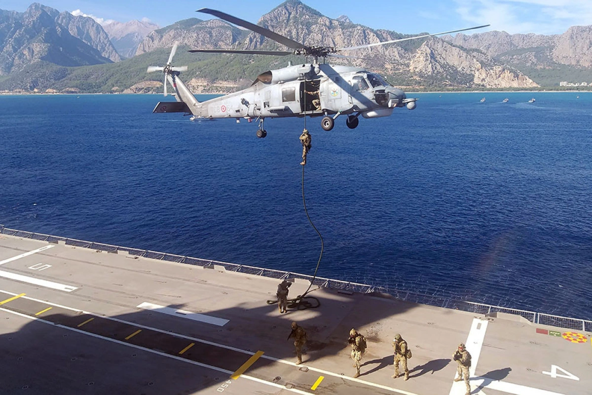 Helikopterdən gəmiyə enən xüsusi təyinatlılar Azərbaycan və Türkiyə bayraqlarını dalğalandırıblar - VİDEO