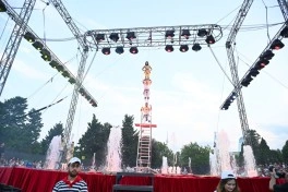Leyla Əliyeva və Arzu Əliyeva “CandyFest” yay festivalını ziyarət edib və “Sehrli mirvari” su sirki şousunu izləyiblər - FOTO