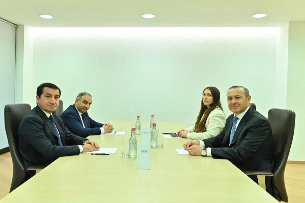 Hikmət Hacıyev Ermənistana səfər edib, Armen Qriqoryanla görüşüb