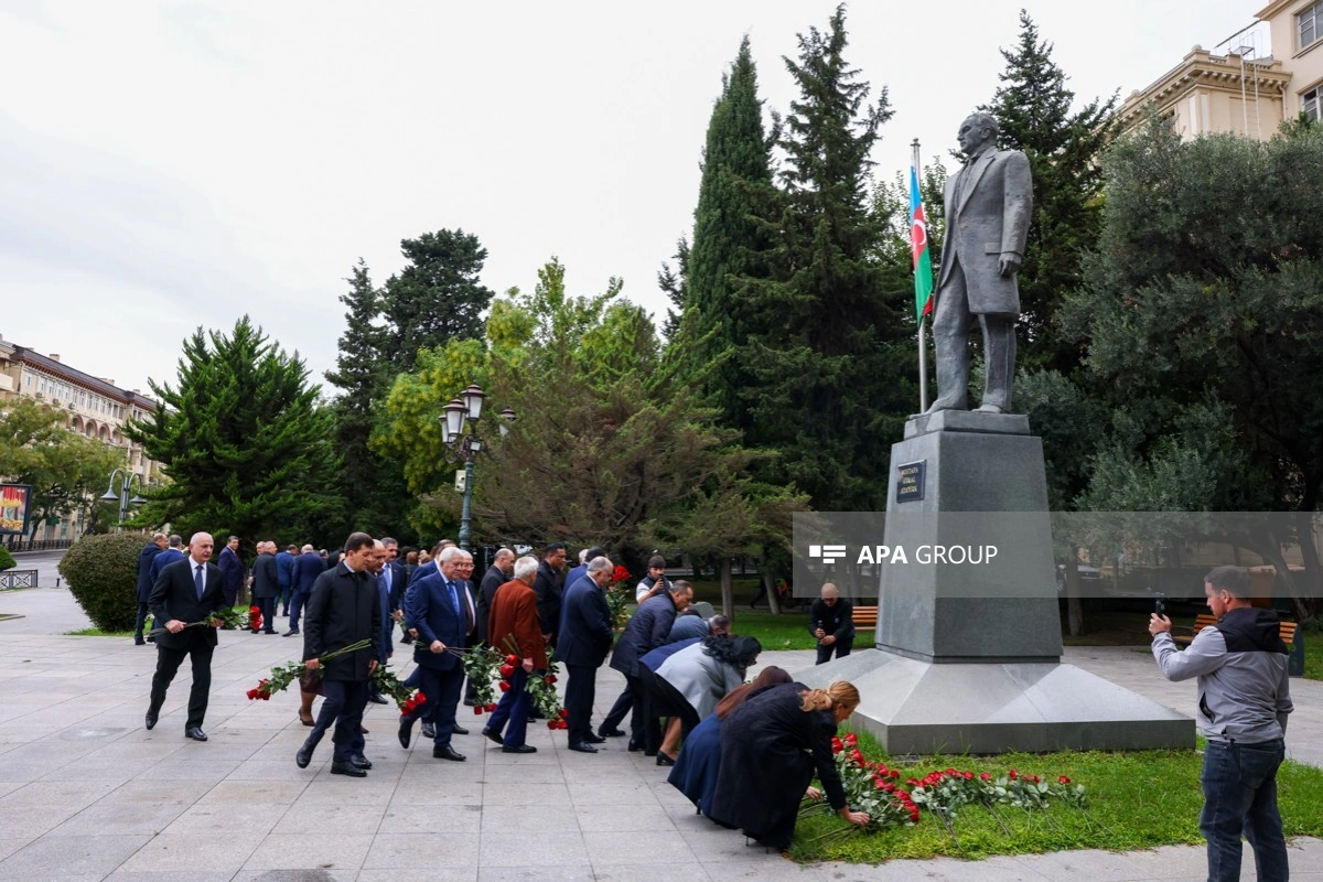 Bakıda Atatürkün heykəli ziyarət olunub - FOTO