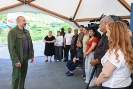 Prezident İlham Əliyev Şuşanın Kiçik Qaladərəsi kəndində görülən işlərlə tanış olub və kəndə qayıdan sakinlərlə görüşüb - FOTO