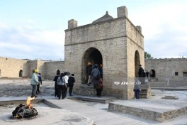 Beynəlxalq konfransın iştirakçıları Atəşgah Məbədi kompleksinə səfər ediblər - FOTO