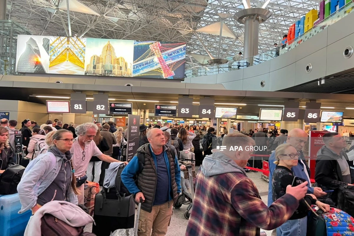 Ukraynanın dron hücumlarından sonra Moskva aeroportlarında sıxlıq yaranıb - FOTO