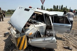 Zərdabda avtomobil yol kənarındakı çəpərə çırpılıb, 4 nəfər xəsarət alıb - FOTO