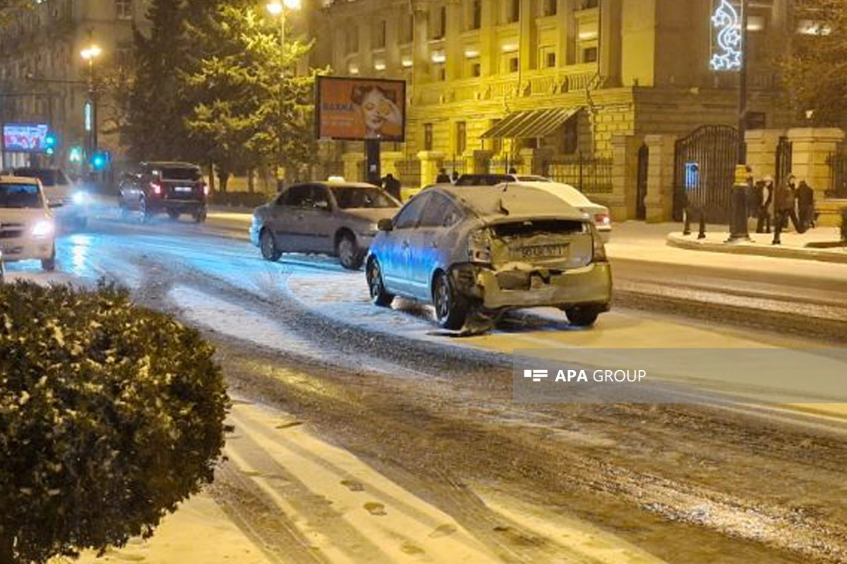 Bakıda qar avtomobillərin hərəkətinə çətinlik yaradıb - FOTO