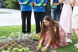 Leyla Əliyeva və Arzu Əliyeva Bakı Bulvarında mövsümi güllərin əkilməsi aksiyasında iştirak ediblər - FOTO